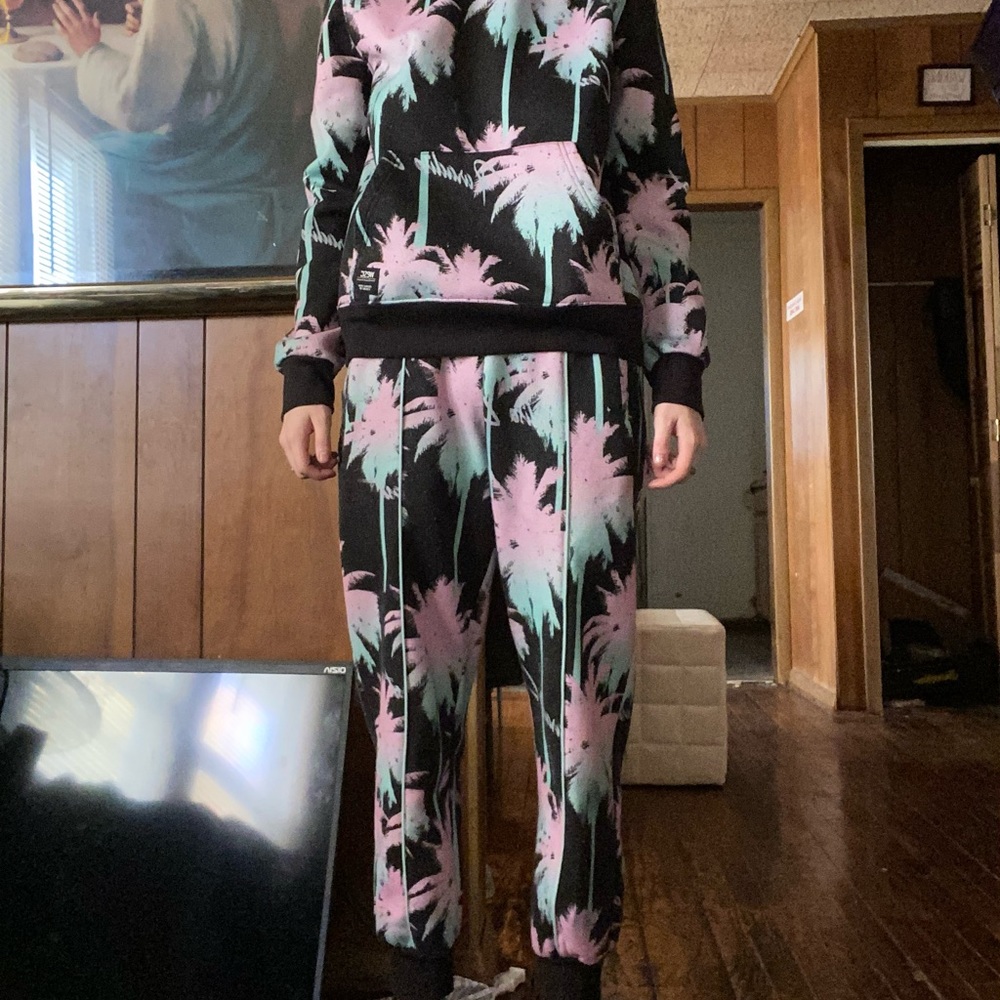 Wezc Walmart sweat suit.